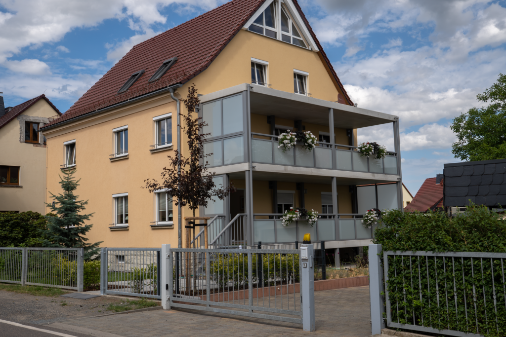 Blick auf Terrasse und Eingang der Ferienwohnung