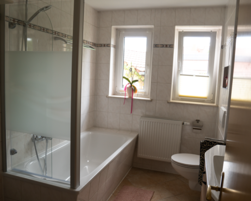 Bad mit Wanne-/Duschkombination