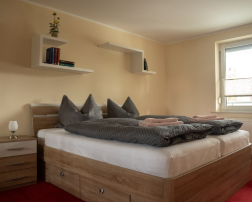 Doppelbett Schlafzimmer mit Blick gen Osten